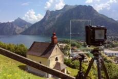 Typical shooting setup of the Leveled Landscapes series Large format camera in front of a picturesque landscape. In front of the camera is a long bubble level embedded in a large acrylic glass plate.